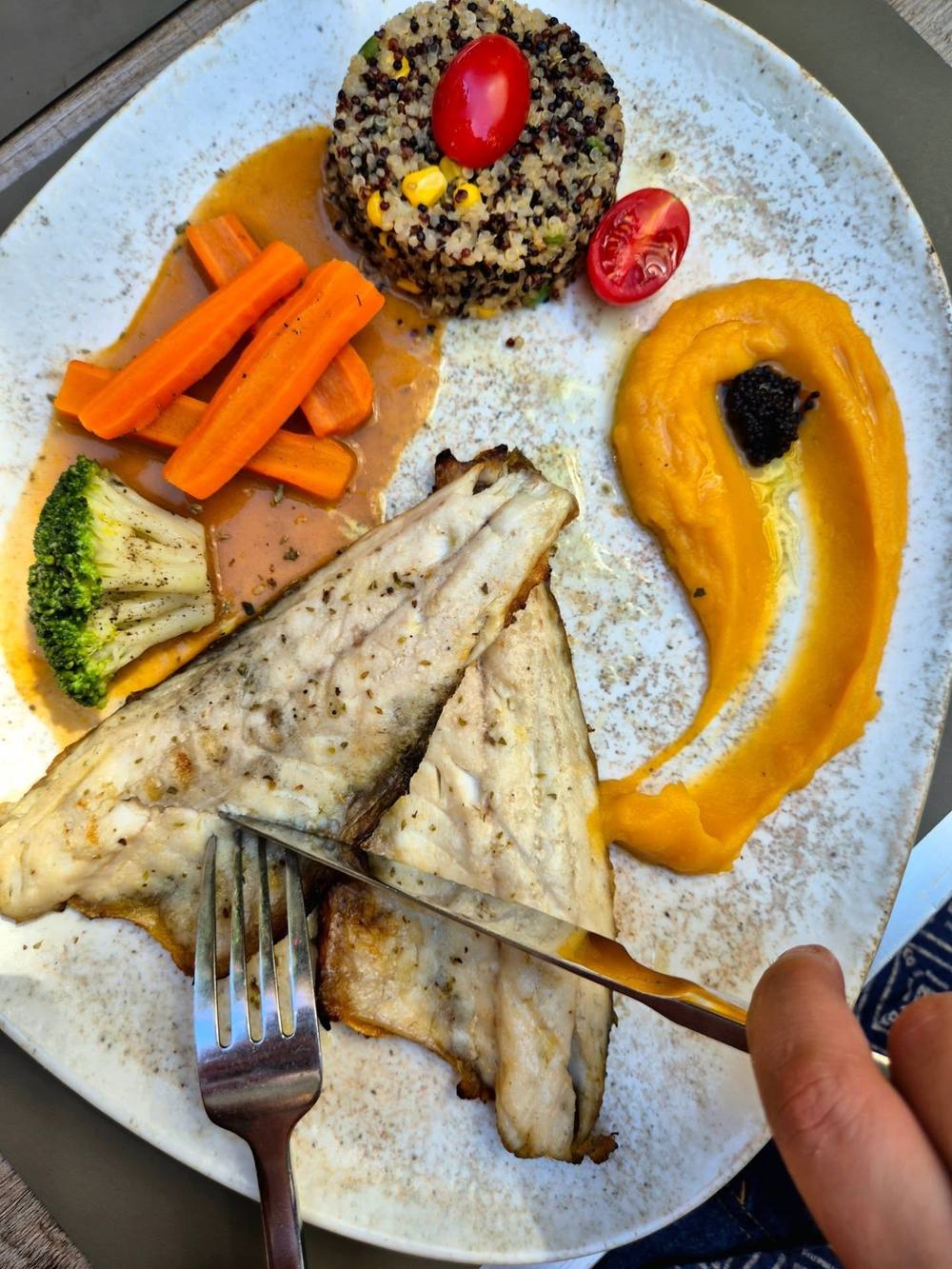 Φιλέτο λαβράκι με κινόα — Seabass fillet with quinoa